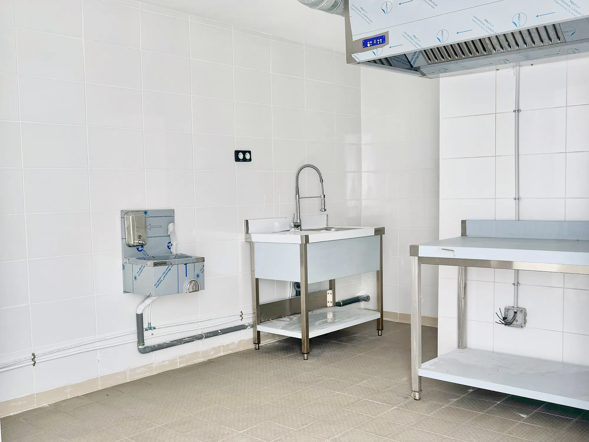 Lave-mains, plonge inox avec douchette et table inox sous la hotte, Hub Kitchen Porte de Gentilly
