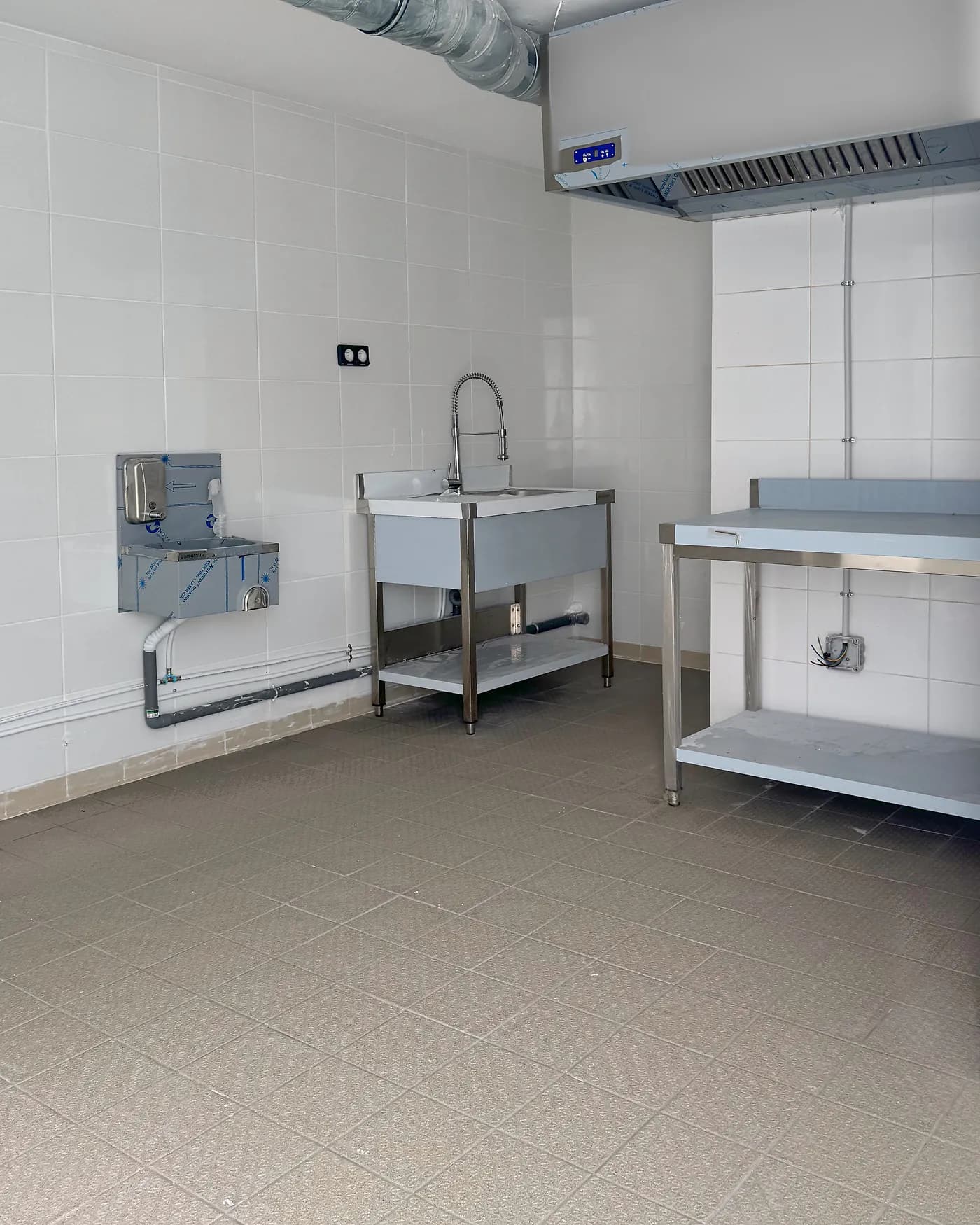Laboratoire Hub Kitchen Porte de Gentilly : hotte et gaine d'extraction, lave-mains, plonge inox avec douchette et table inox