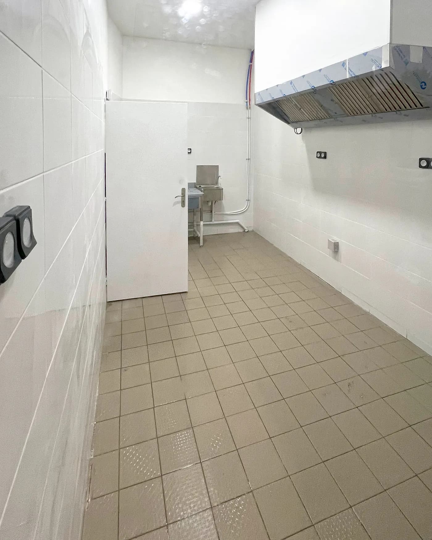 Laboratoire Hub Kitchen : hotte d'extraction et prises électriques murales (photo d'un autre site du réseau)
