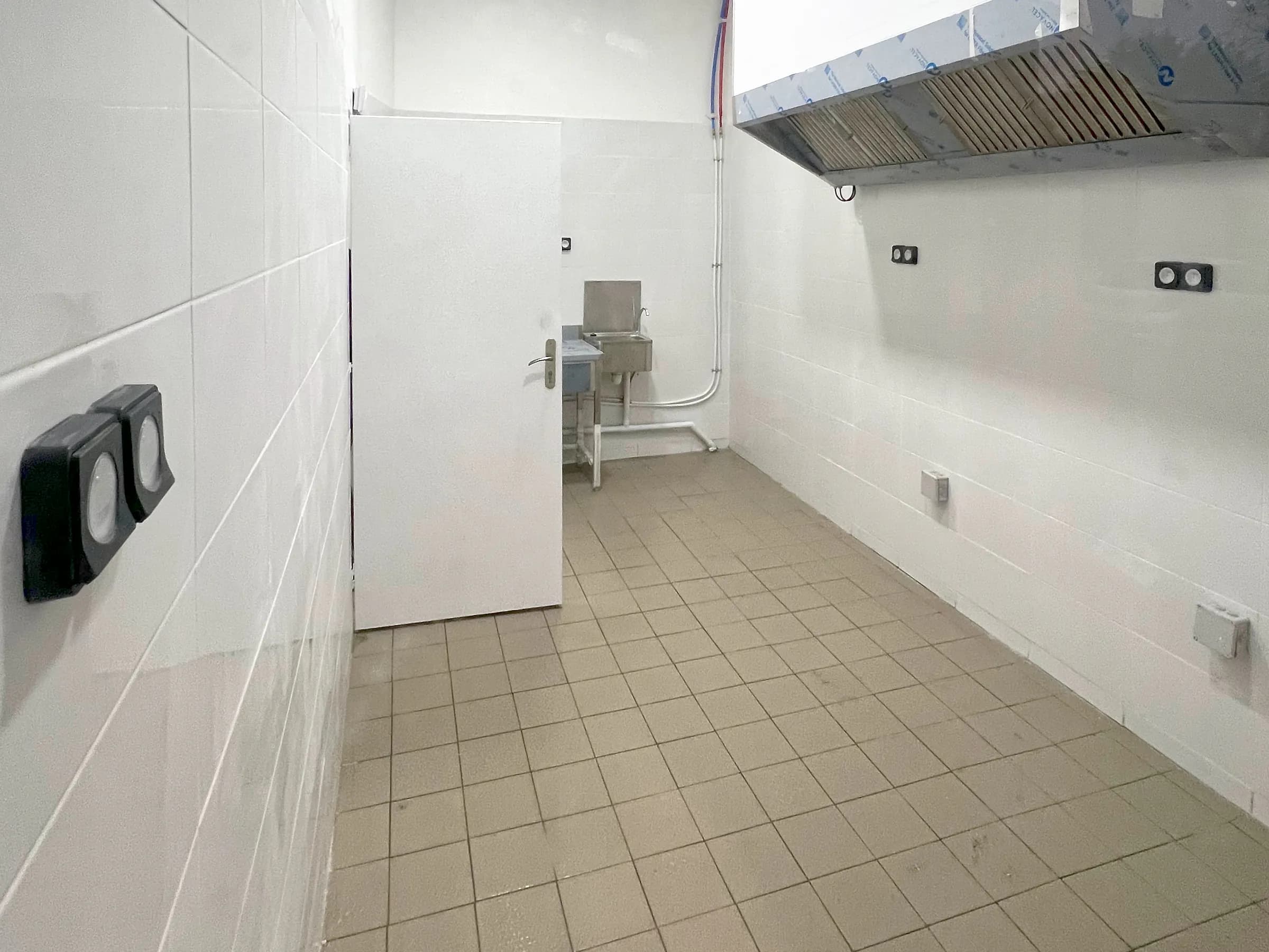 Laboratoire Hub Kitchen : hotte d'extraction et prises électriques murales (photo d'un autre site du réseau)