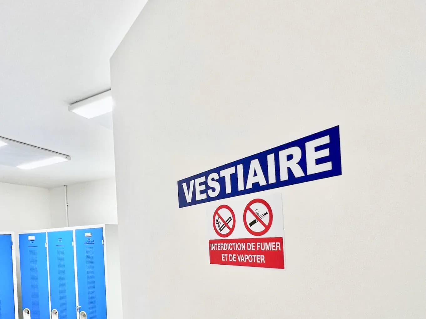 Vestiaires collectifs d'un site Hub Kitchen : casiers métalliques